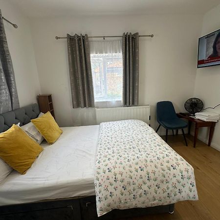 Luxury Ensuite 2Nd Studio Flat With Great Views In Keedonwood Road With Fully Own Bathroom Newly Added And Private Kitchenette Bromley Esterno foto