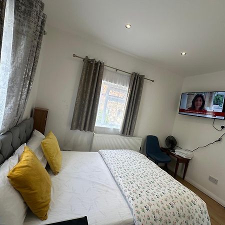 Luxury Ensuite 2Nd Studio Flat With Great Views In Keedonwood Road With Fully Own Bathroom Newly Added And Private Kitchenette Bromley Esterno foto
