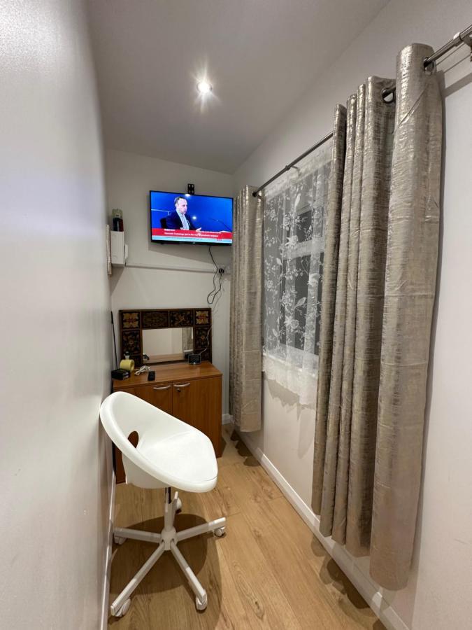 Luxury Ensuite 2Nd Studio Flat With Great Views In Keedonwood Road With Fully Own Bathroom Newly Added And Private Kitchenette Bromley Esterno foto
