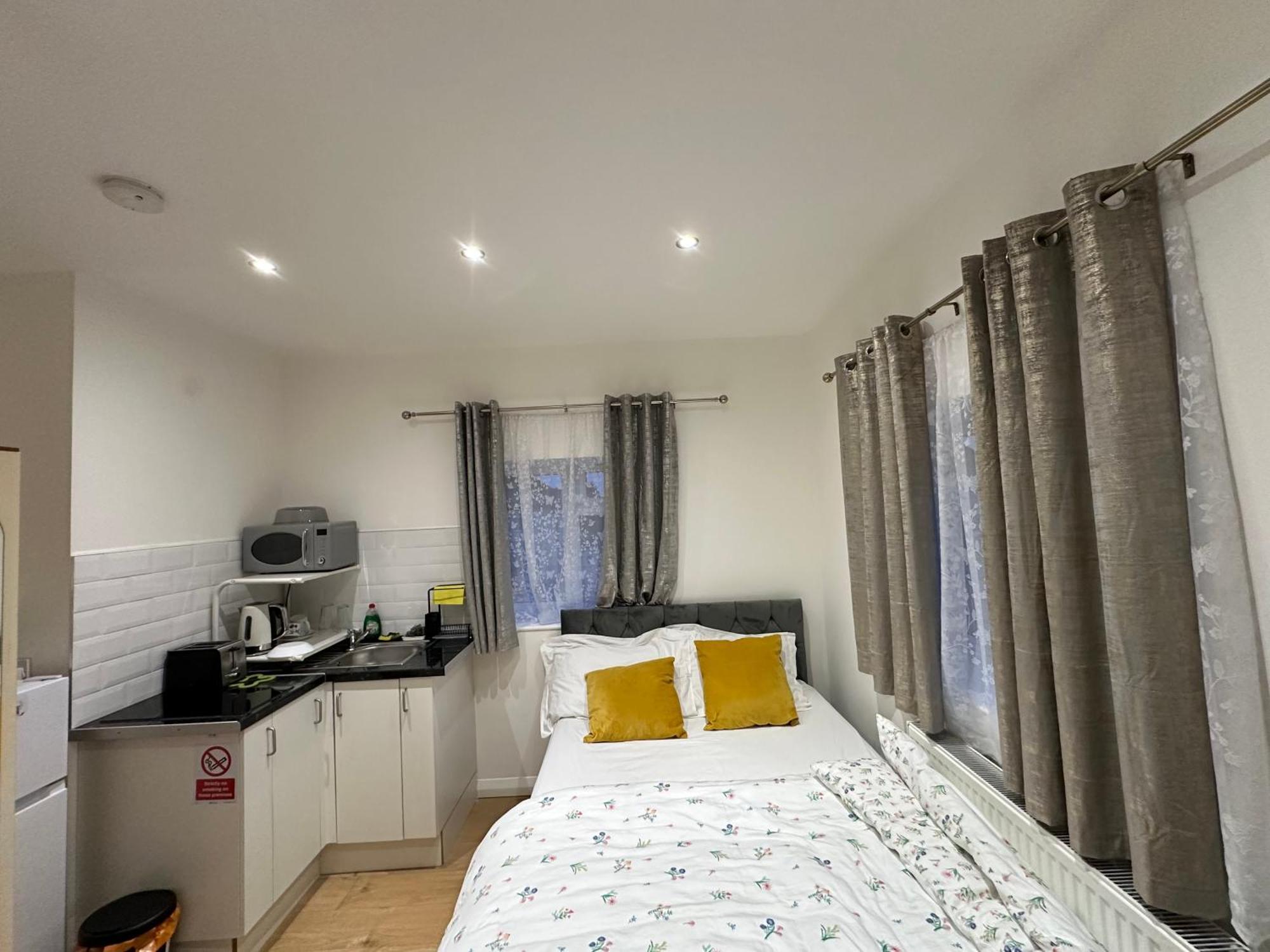 Luxury Ensuite 2Nd Studio Flat With Great Views In Keedonwood Road With Fully Own Bathroom Newly Added And Private Kitchenette Bromley Esterno foto