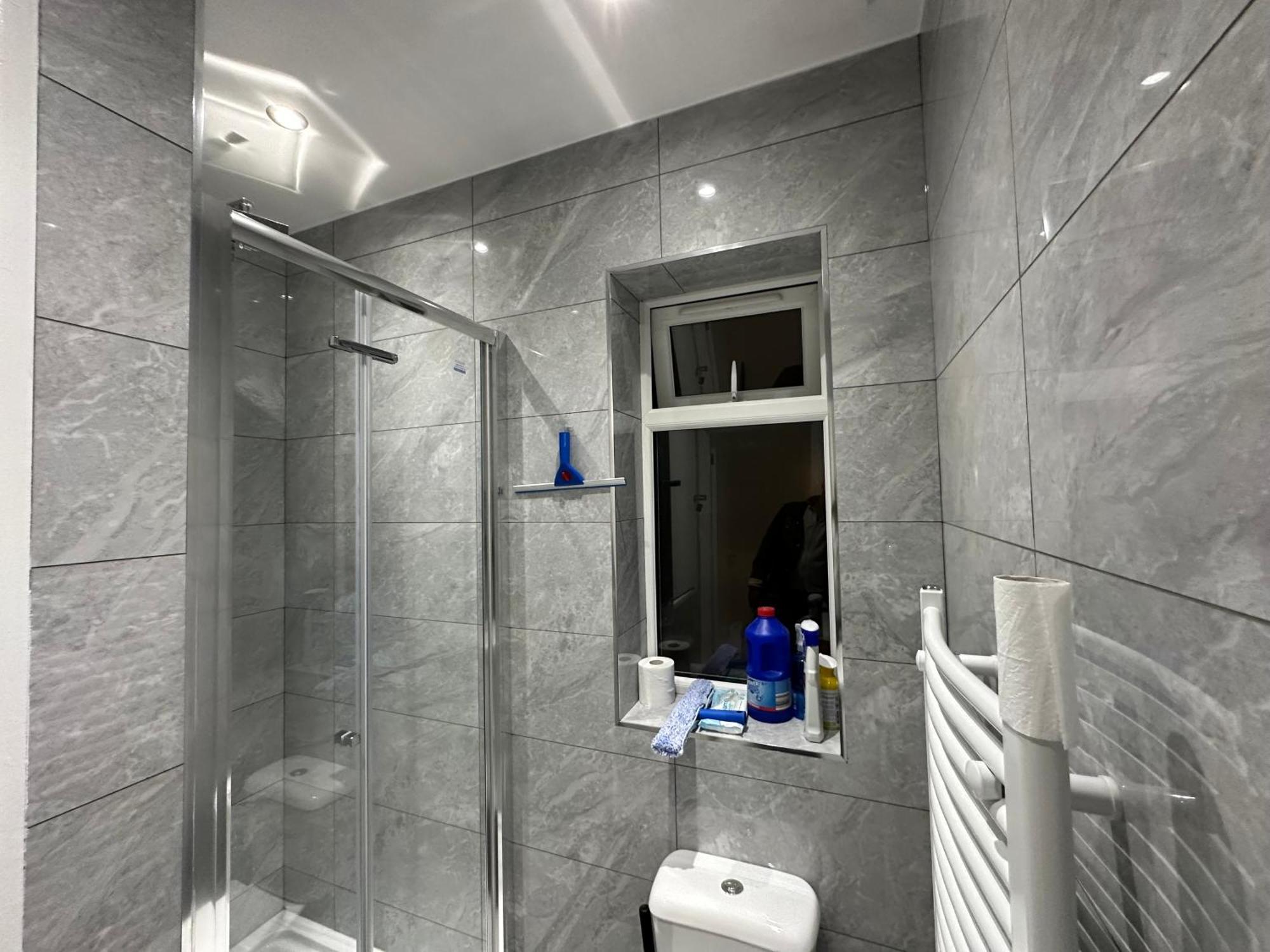 Luxury Ensuite 2Nd Studio Flat With Great Views In Keedonwood Road With Fully Own Bathroom Newly Added And Private Kitchenette Bromley Esterno foto