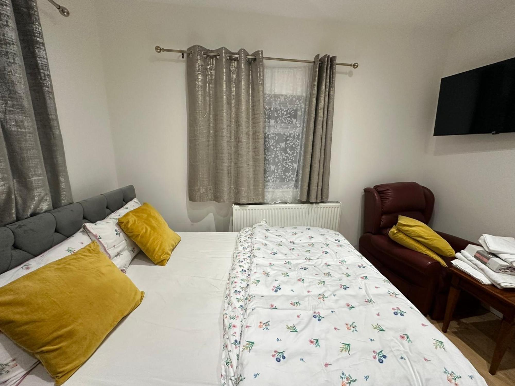 Luxury Ensuite 2Nd Studio Flat With Great Views In Keedonwood Road With Fully Own Bathroom Newly Added And Private Kitchenette Bromley Esterno foto