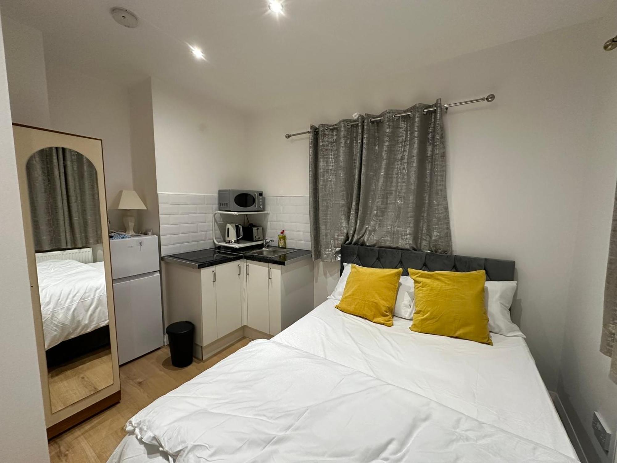Luxury Ensuite 2Nd Studio Flat With Great Views In Keedonwood Road With Fully Own Bathroom Newly Added And Private Kitchenette Bromley Esterno foto