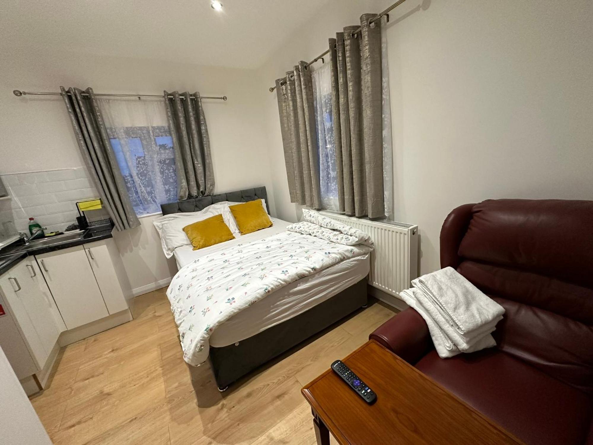 Luxury Ensuite 2Nd Studio Flat With Great Views In Keedonwood Road With Fully Own Bathroom Newly Added And Private Kitchenette Bromley Esterno foto