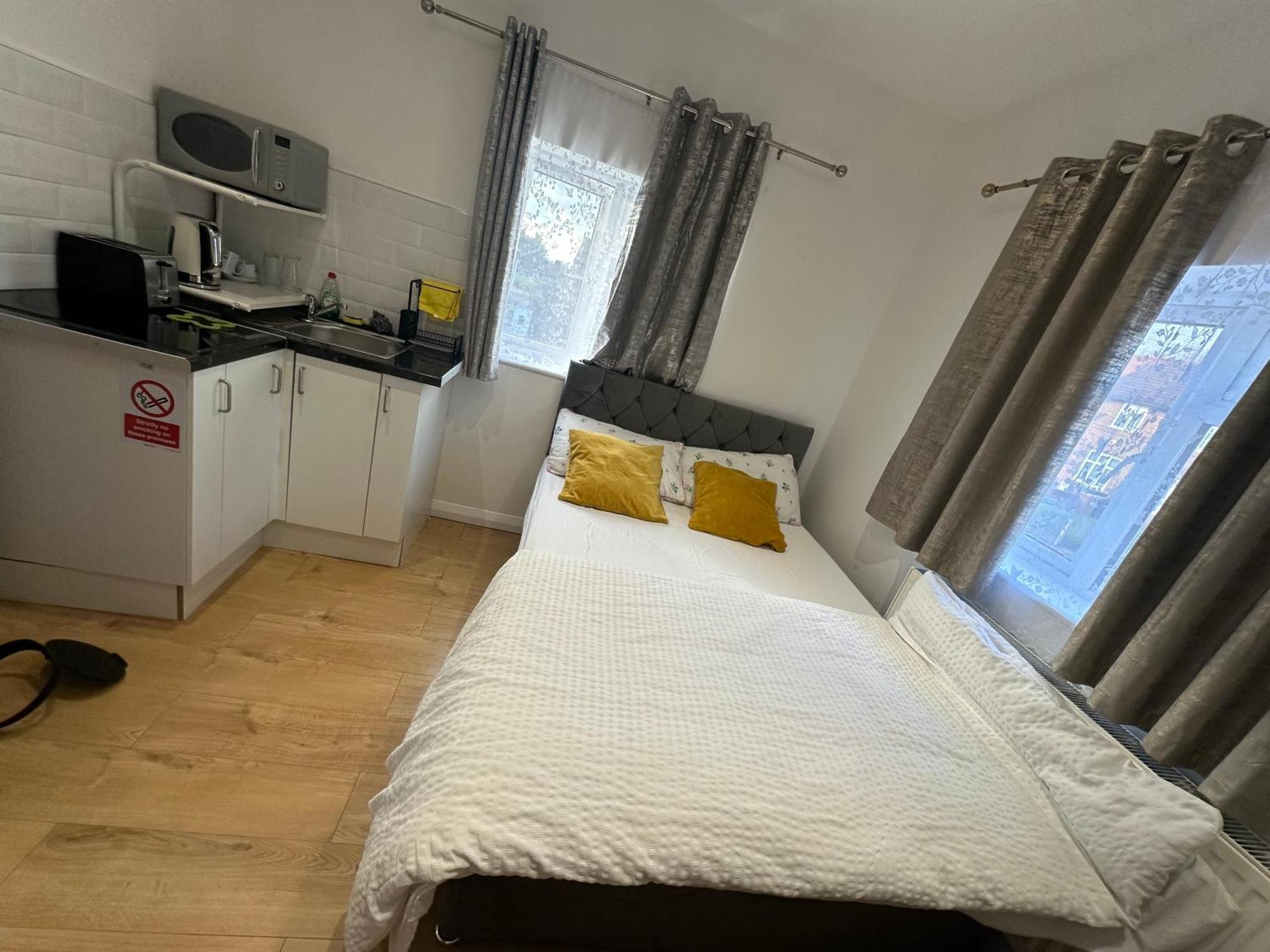 Luxury Ensuite 2Nd Studio Flat With Great Views In Keedonwood Road With Fully Own Bathroom Newly Added And Private Kitchenette Bromley Esterno foto