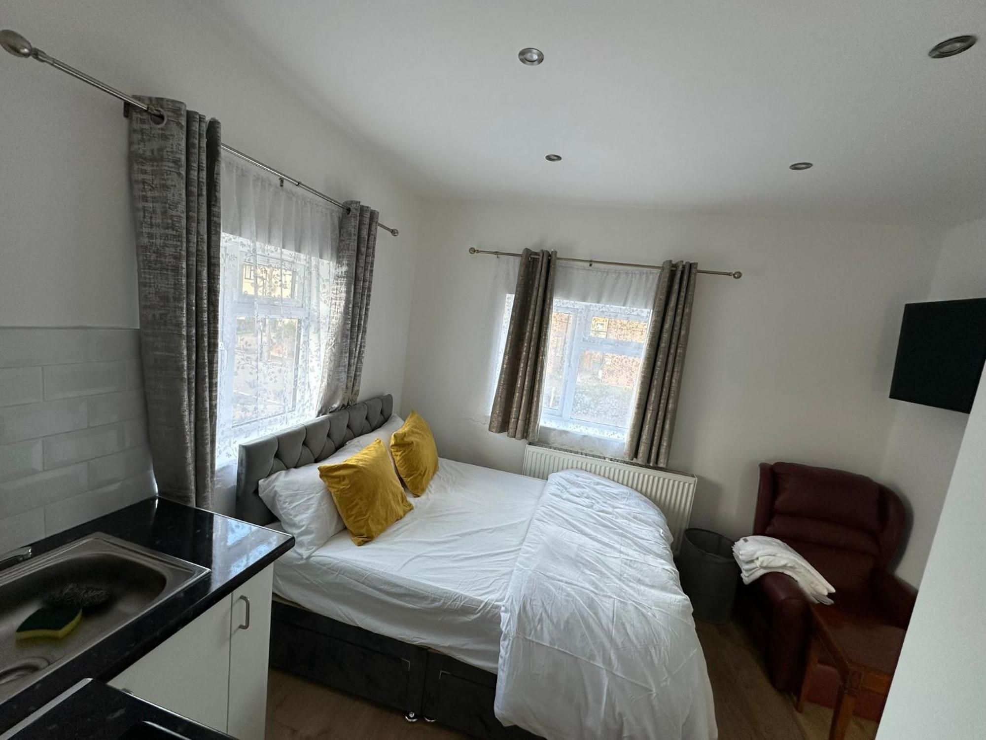 Luxury Ensuite 2Nd Studio Flat With Great Views In Keedonwood Road With Fully Own Bathroom Newly Added And Private Kitchenette Bromley Esterno foto