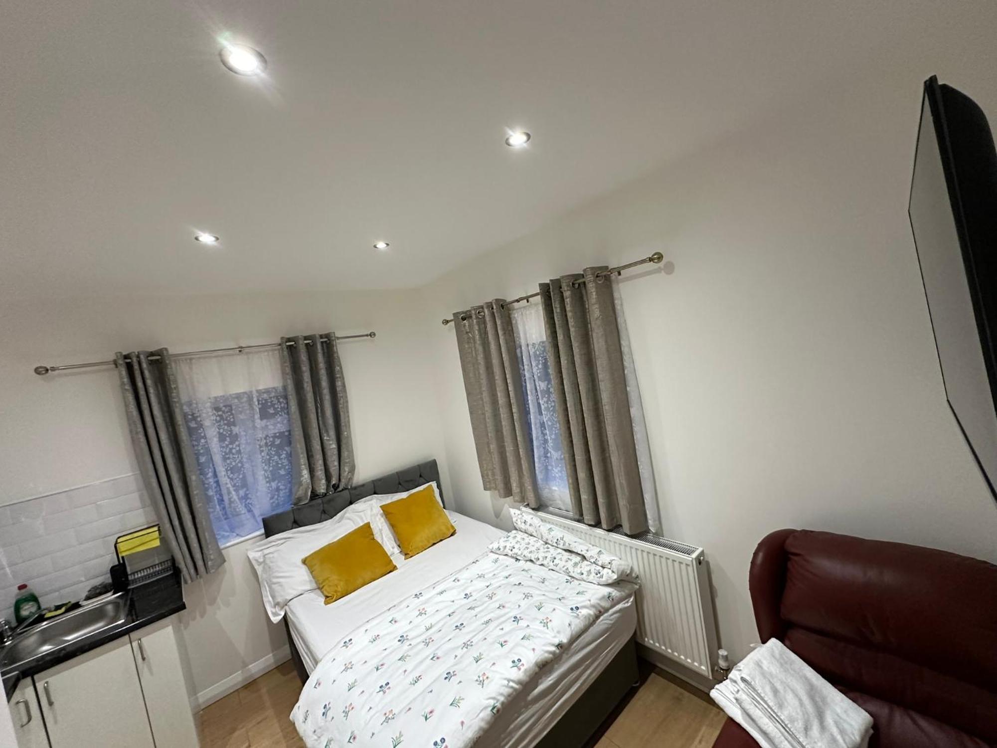 Luxury Ensuite 2Nd Studio Flat With Great Views In Keedonwood Road With Fully Own Bathroom Newly Added And Private Kitchenette Bromley Esterno foto