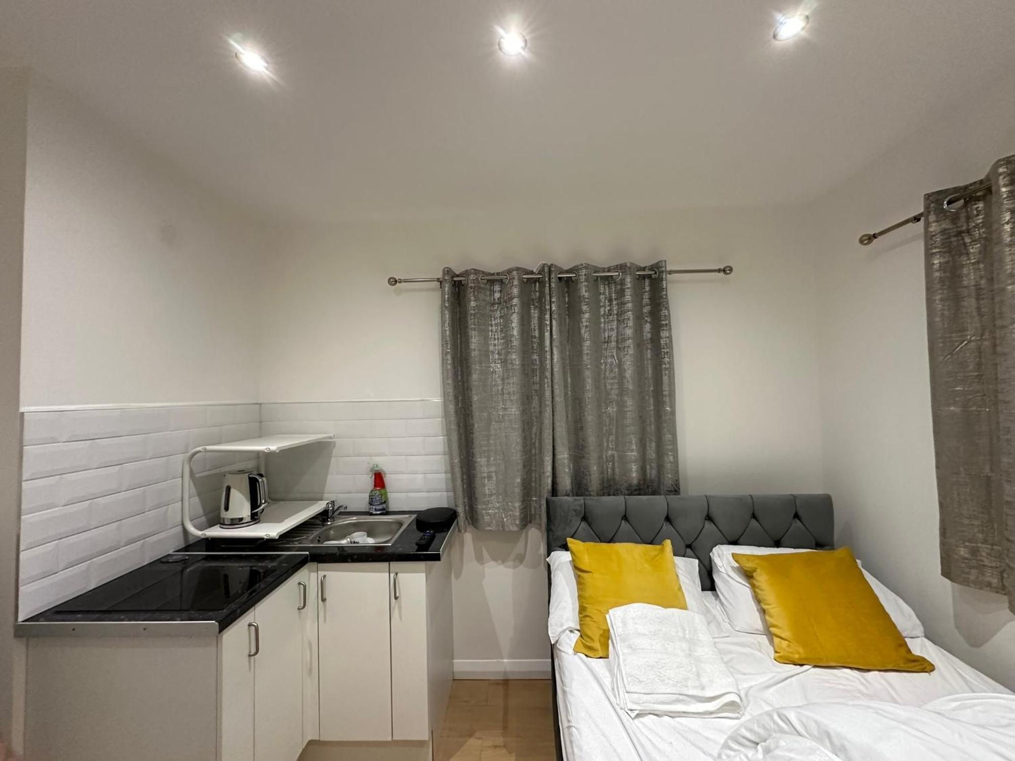 Luxury Ensuite 2Nd Studio Flat With Great Views In Keedonwood Road With Fully Own Bathroom Newly Added And Private Kitchenette Bromley Esterno foto