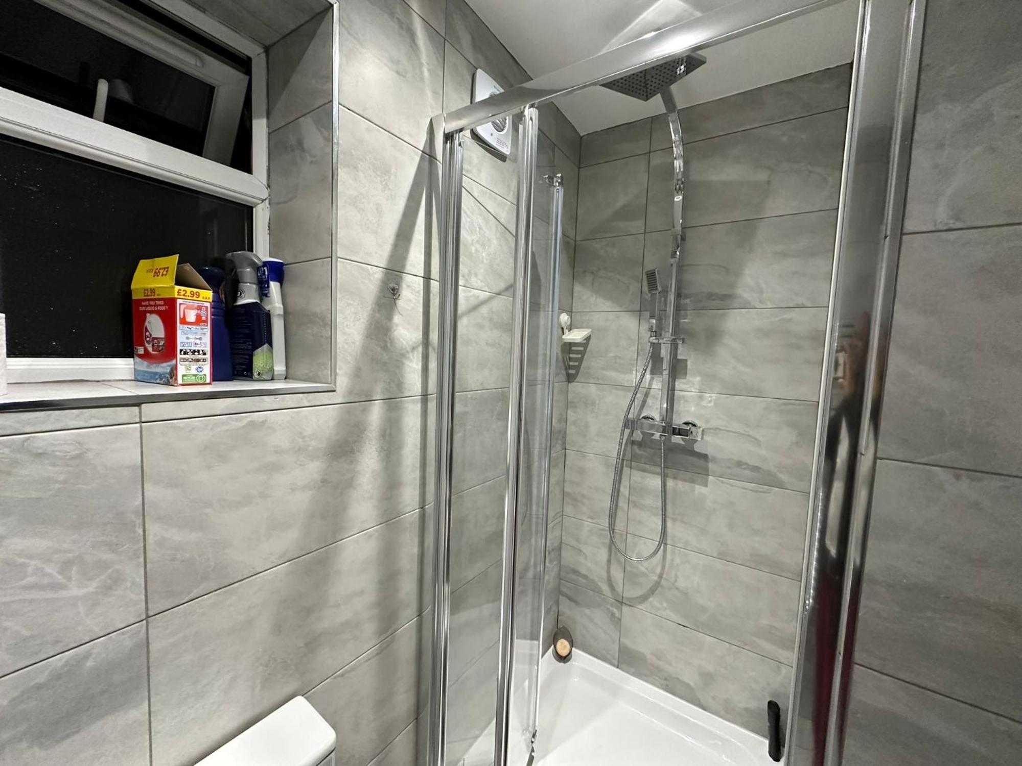 Luxury Ensuite 2Nd Studio Flat With Great Views In Keedonwood Road With Fully Own Bathroom Newly Added And Private Kitchenette Bromley Esterno foto
