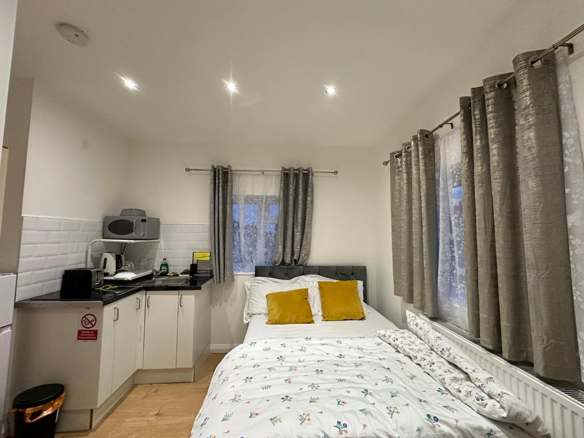 Luxury Ensuite 2Nd Studio Flat With Great Views In Keedonwood Road With Fully Own Bathroom Newly Added And Private Kitchenette Bromley Esterno foto