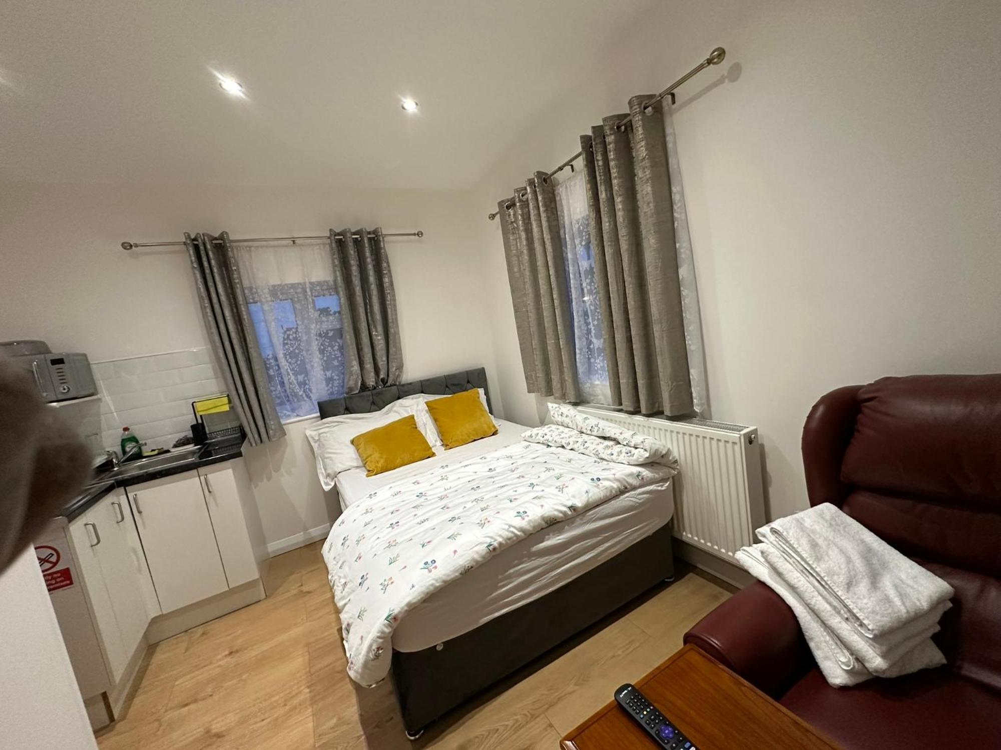 Luxury Ensuite 2Nd Studio Flat With Great Views In Keedonwood Road With Fully Own Bathroom Newly Added And Private Kitchenette Bromley Esterno foto