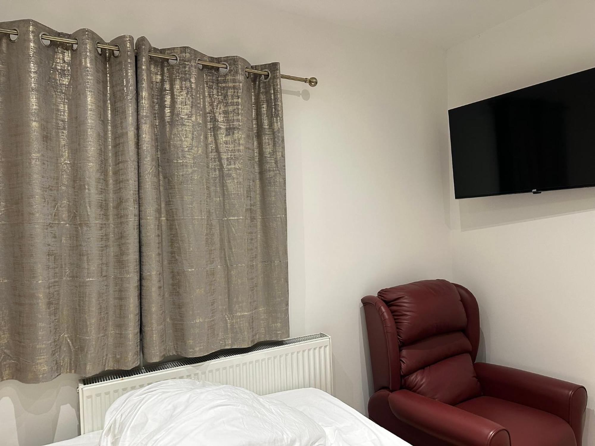 Luxury Ensuite 2Nd Studio Flat With Great Views In Keedonwood Road With Fully Own Bathroom Newly Added And Private Kitchenette Bromley Esterno foto