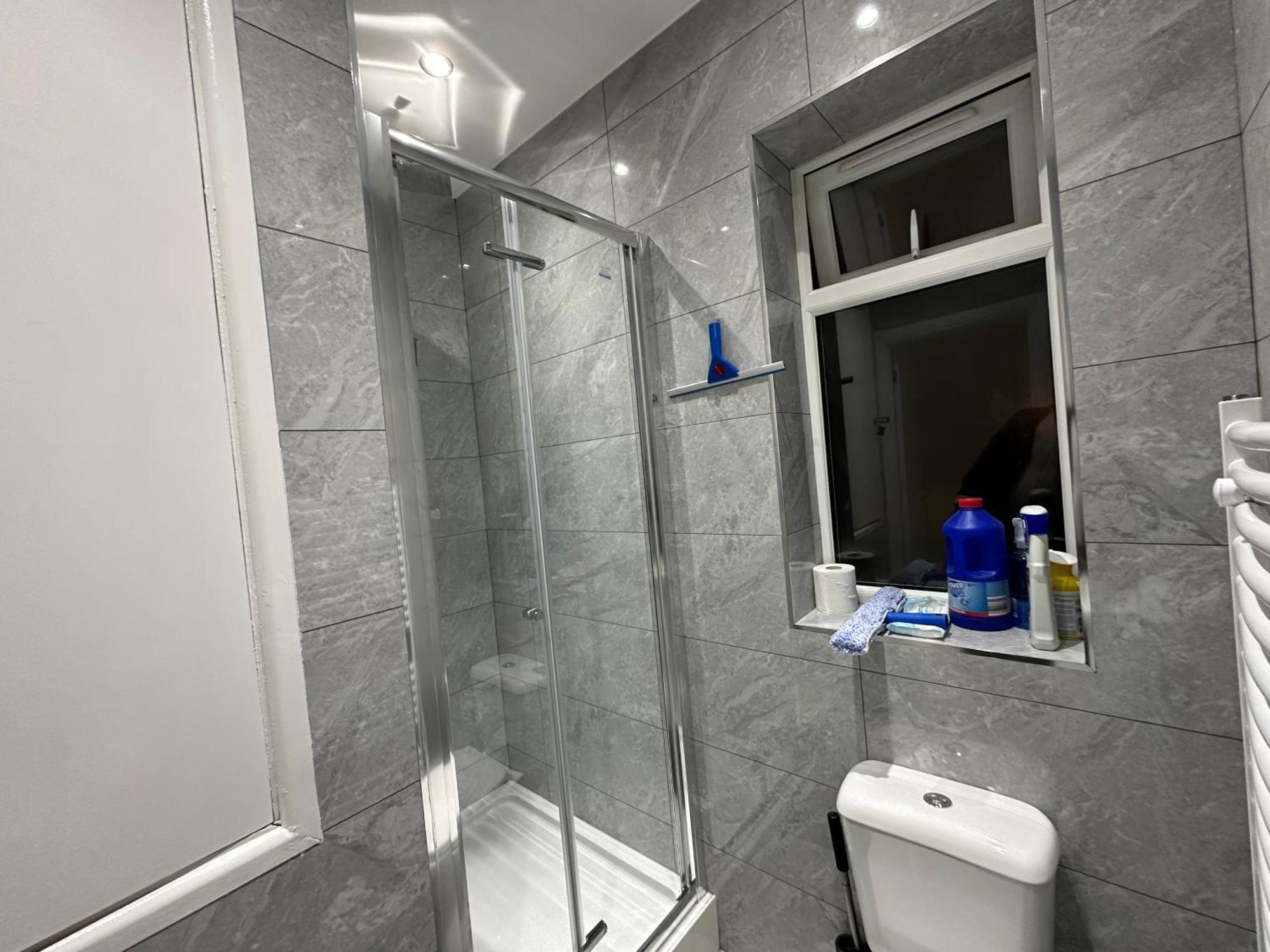Luxury Ensuite 2Nd Studio Flat With Great Views In Keedonwood Road With Fully Own Bathroom Newly Added And Private Kitchenette Bromley Esterno foto