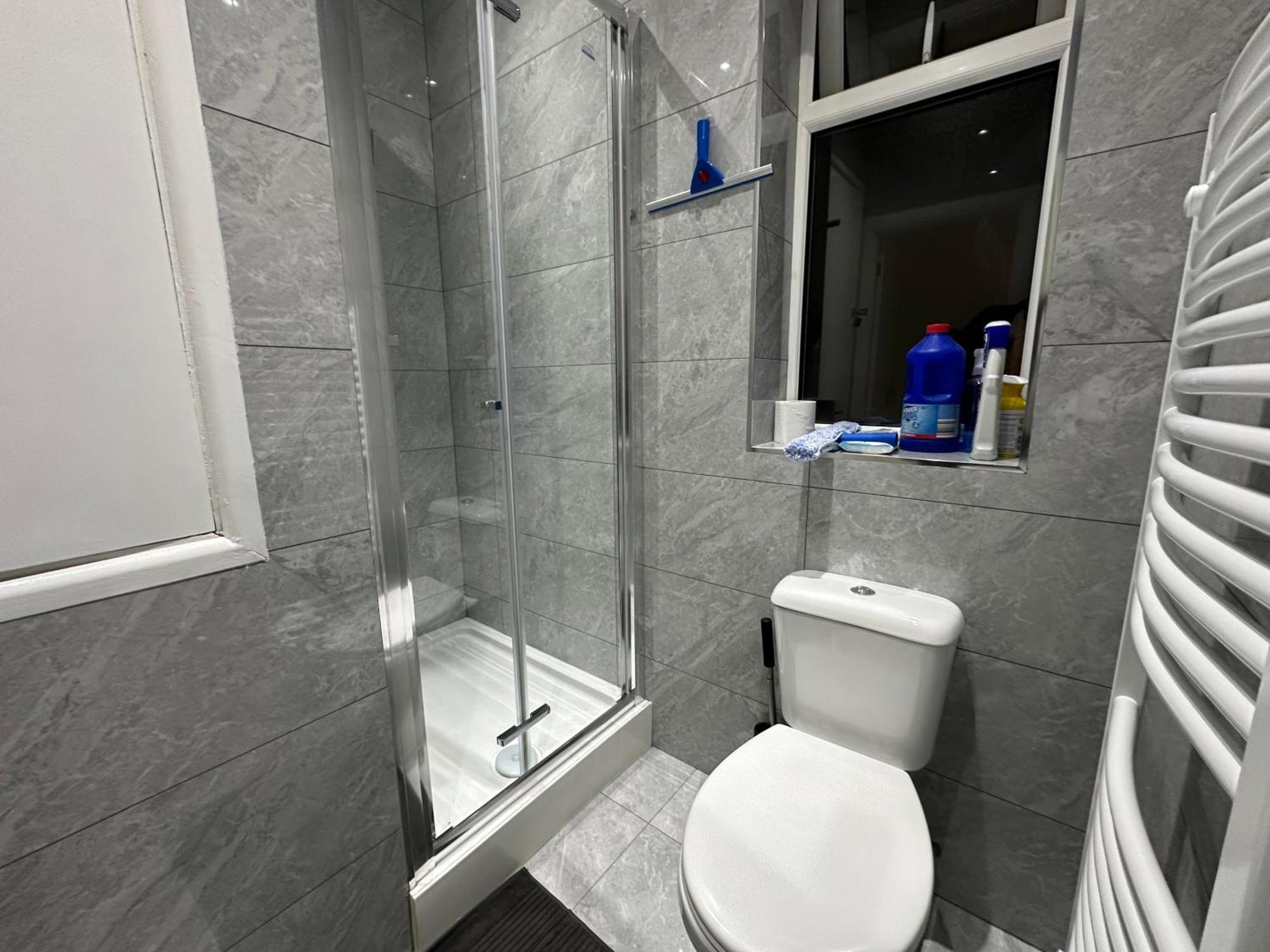 Luxury Ensuite 2Nd Studio Flat With Great Views In Keedonwood Road With Fully Own Bathroom Newly Added And Private Kitchenette Bromley Esterno foto