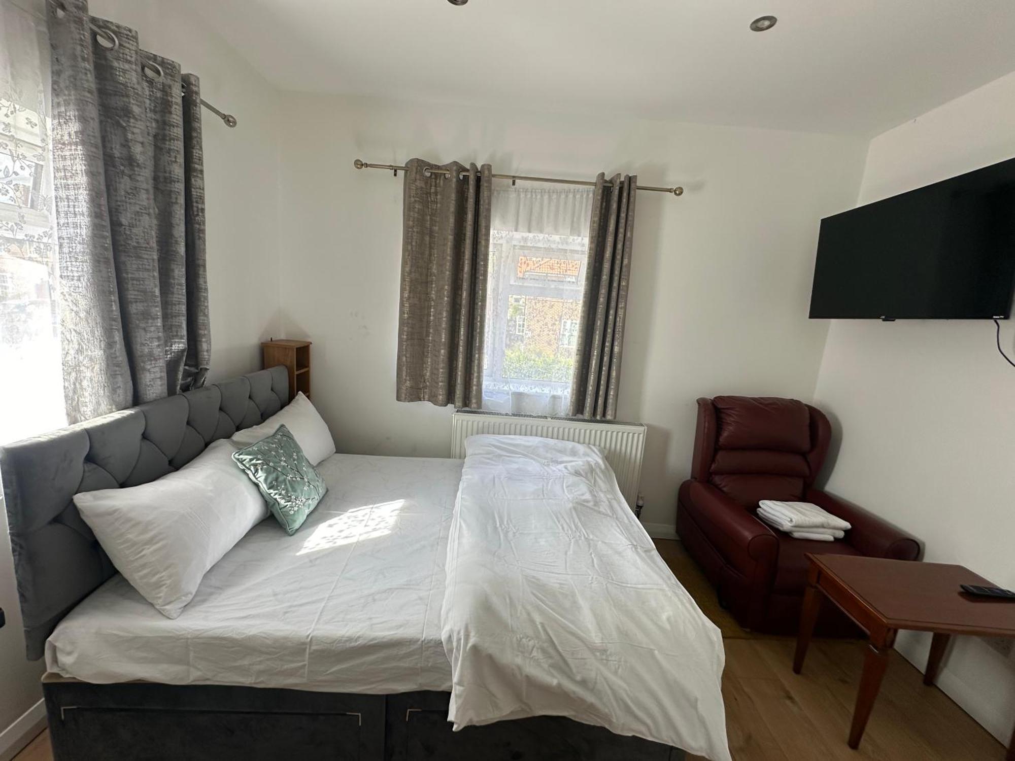 Luxury Ensuite 2Nd Studio Flat With Great Views In Keedonwood Road With Fully Own Bathroom Newly Added And Private Kitchenette Bromley Esterno foto