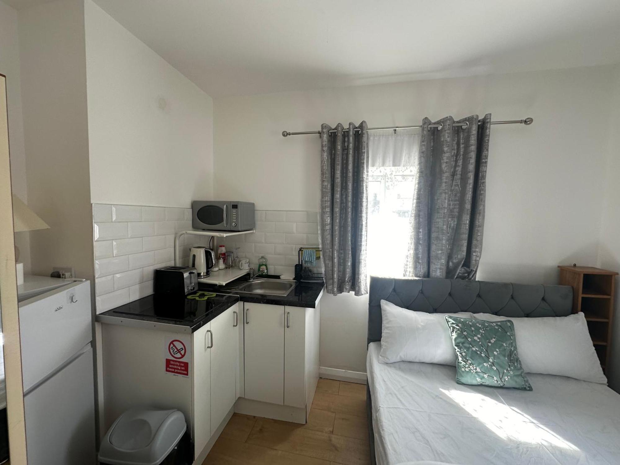 Luxury Ensuite 2Nd Studio Flat With Great Views In Keedonwood Road With Fully Own Bathroom Newly Added And Private Kitchenette Bromley Esterno foto