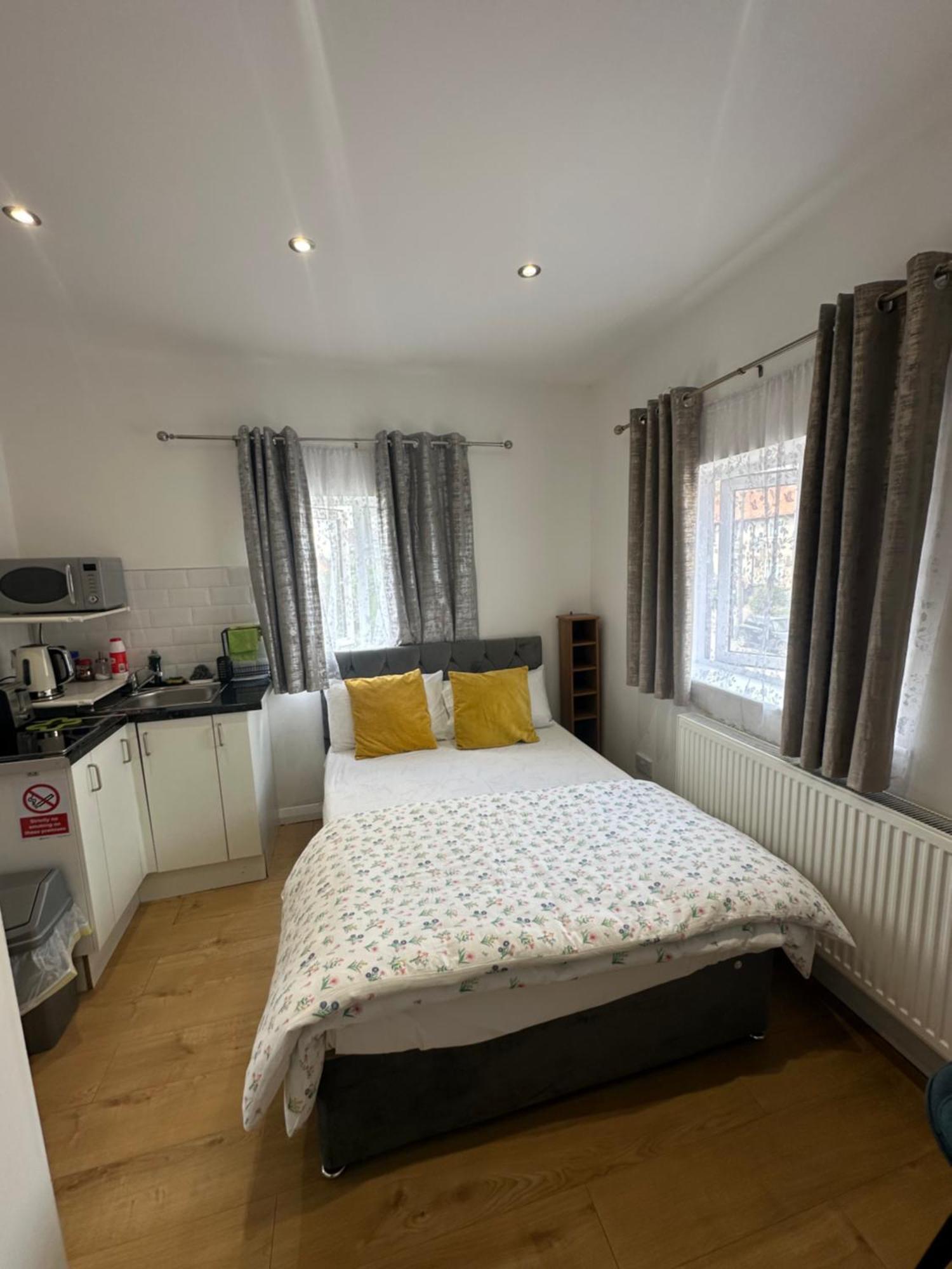 Luxury Ensuite 2Nd Studio Flat With Great Views In Keedonwood Road With Fully Own Bathroom Newly Added And Private Kitchenette Bromley Esterno foto