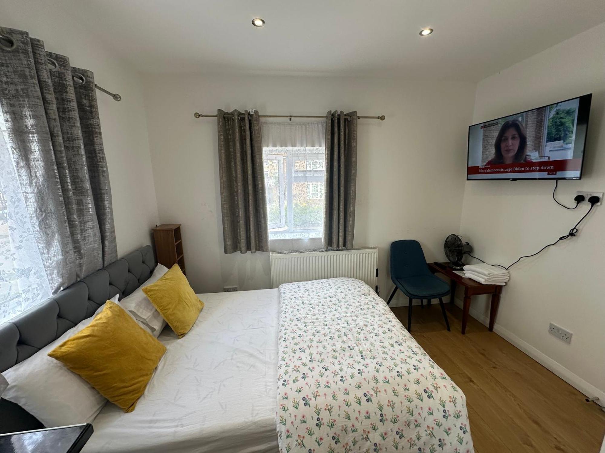 Luxury Ensuite 2Nd Studio Flat With Great Views In Keedonwood Road With Fully Own Bathroom Newly Added And Private Kitchenette Bromley Esterno foto