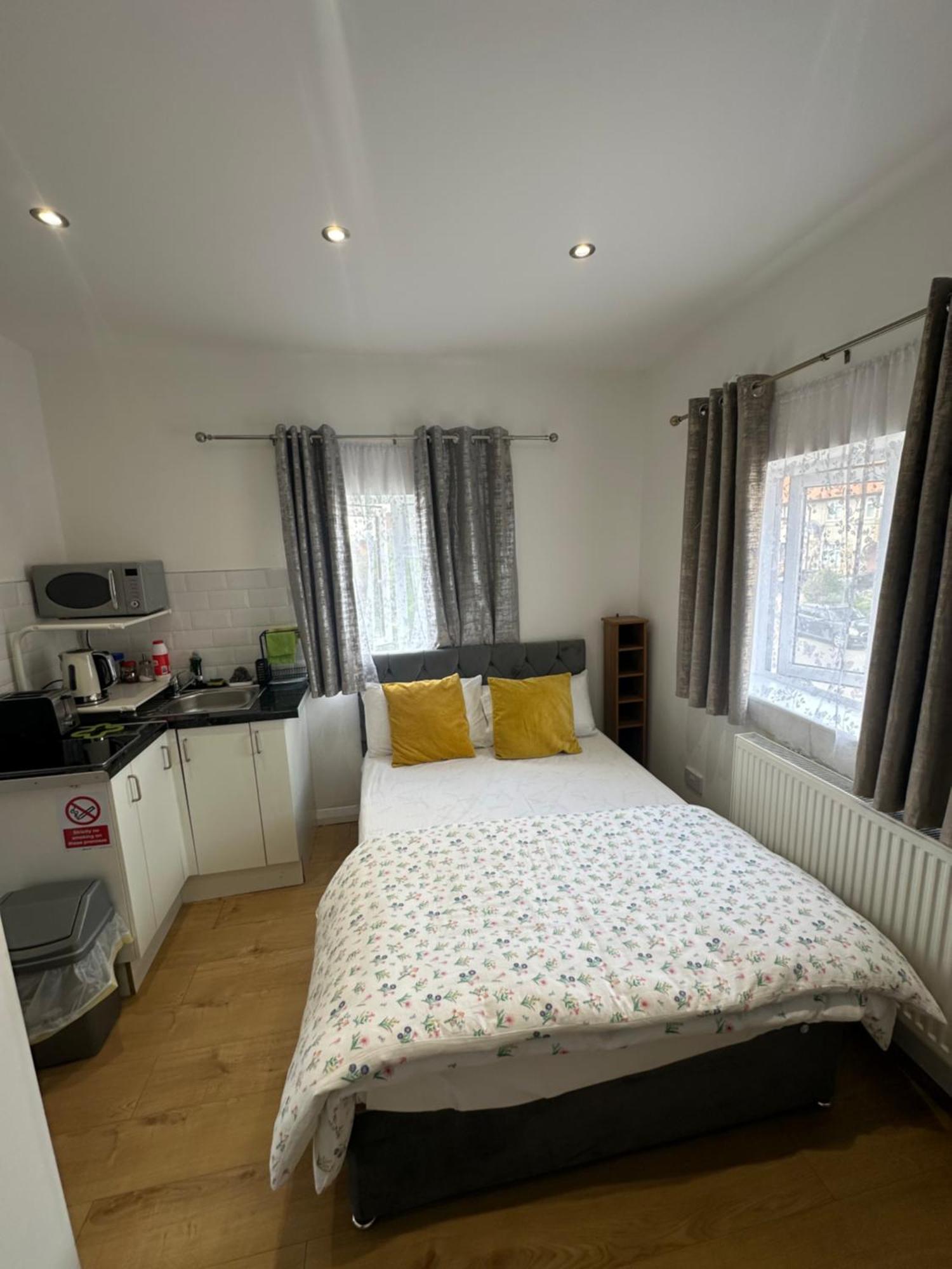 Luxury Ensuite 2Nd Studio Flat With Great Views In Keedonwood Road With Fully Own Bathroom Newly Added And Private Kitchenette Bromley Esterno foto
