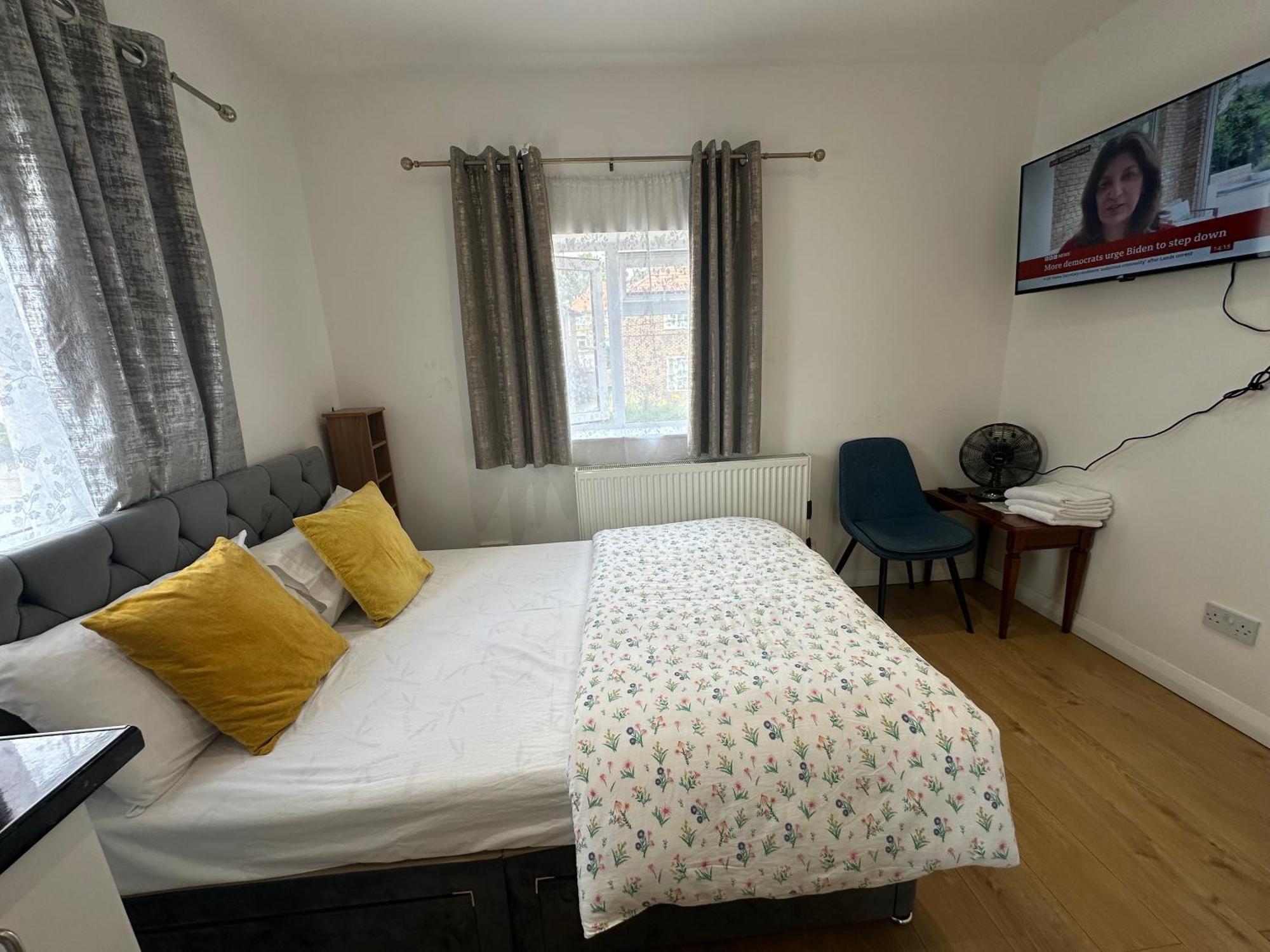 Luxury Ensuite 2Nd Studio Flat With Great Views In Keedonwood Road With Fully Own Bathroom Newly Added And Private Kitchenette Bromley Esterno foto