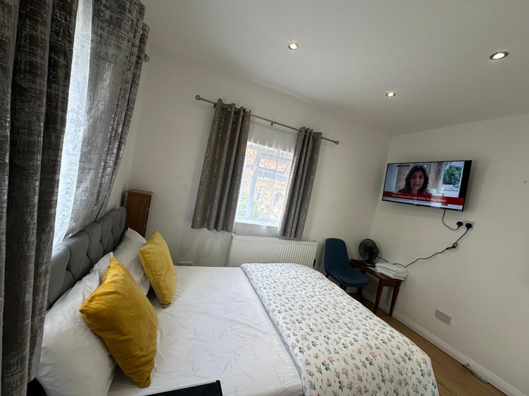 Luxury Ensuite 2Nd Studio Flat With Great Views In Keedonwood Road With Fully Own Bathroom Newly Added And Private Kitchenette Bromley Esterno foto