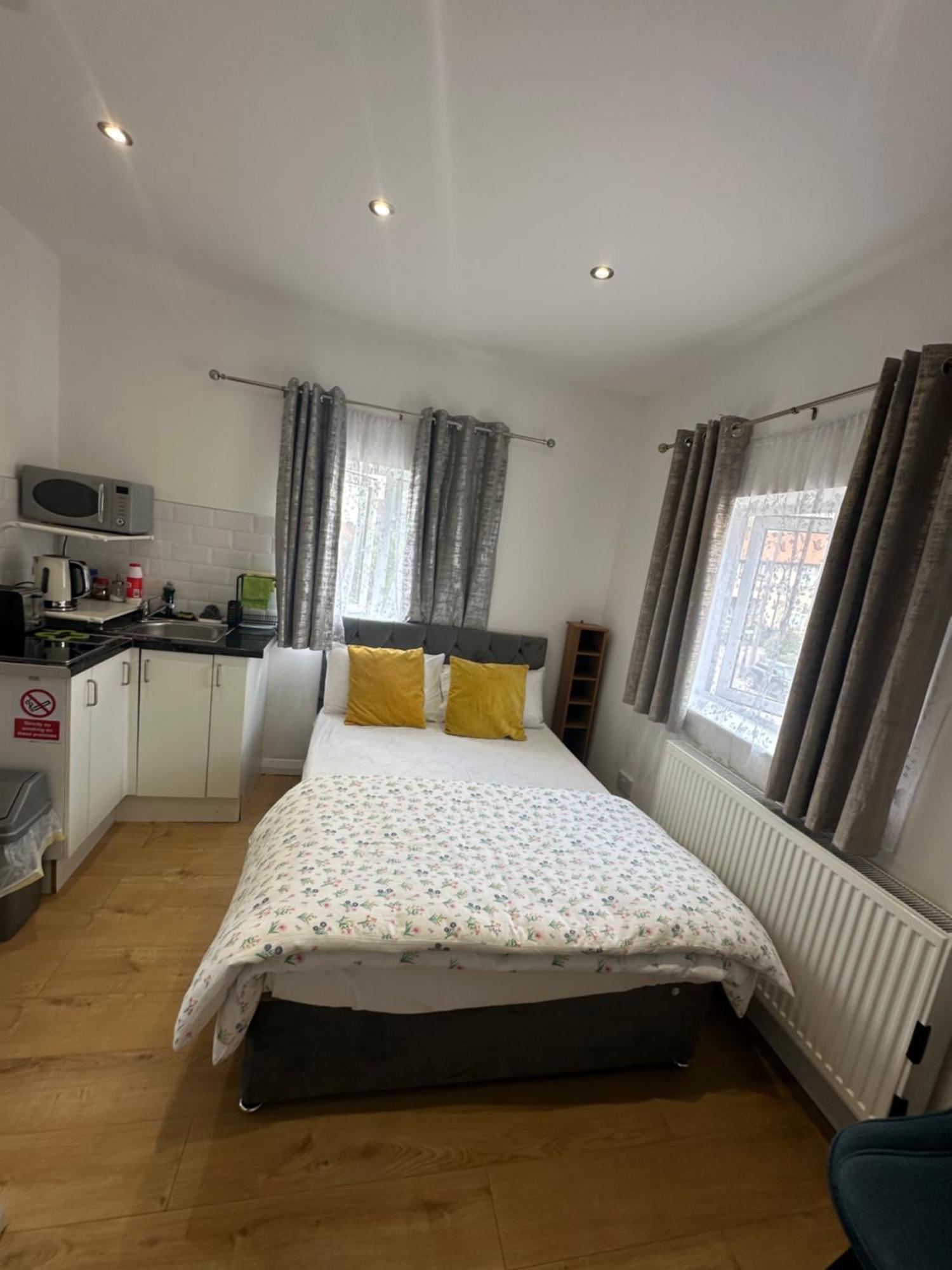 Luxury Ensuite 2Nd Studio Flat With Great Views In Keedonwood Road With Fully Own Bathroom Newly Added And Private Kitchenette Bromley Esterno foto